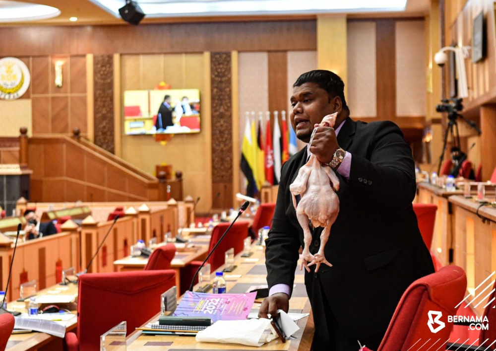 Muhamad Arafat Varisai Mahamad (PKR-Hulu Kinta) shocked the assembly hall when he took out the chicken from a plastic bag during the debate session on the Supply Bill 2022. u00e2u20acu201d Picture from Twitter/Bernama