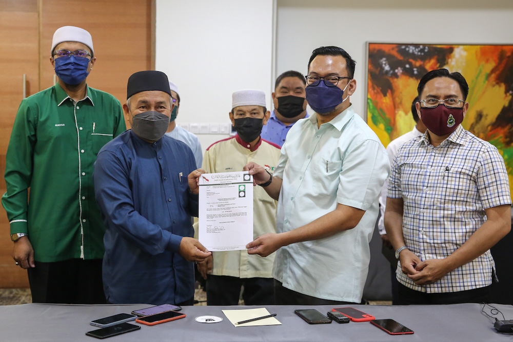 PAS deputy president Datuk Seri Tuan Ibrahim Tuan Man (2nd left) with PAS candidate for Dun Beting Maro Mohammad Arifirizul Paijo (2nd right) at the Waterfront Hotel in Kuching December 4, 2021. u00e2u20acu201d Picture by Yusof Mat Isann