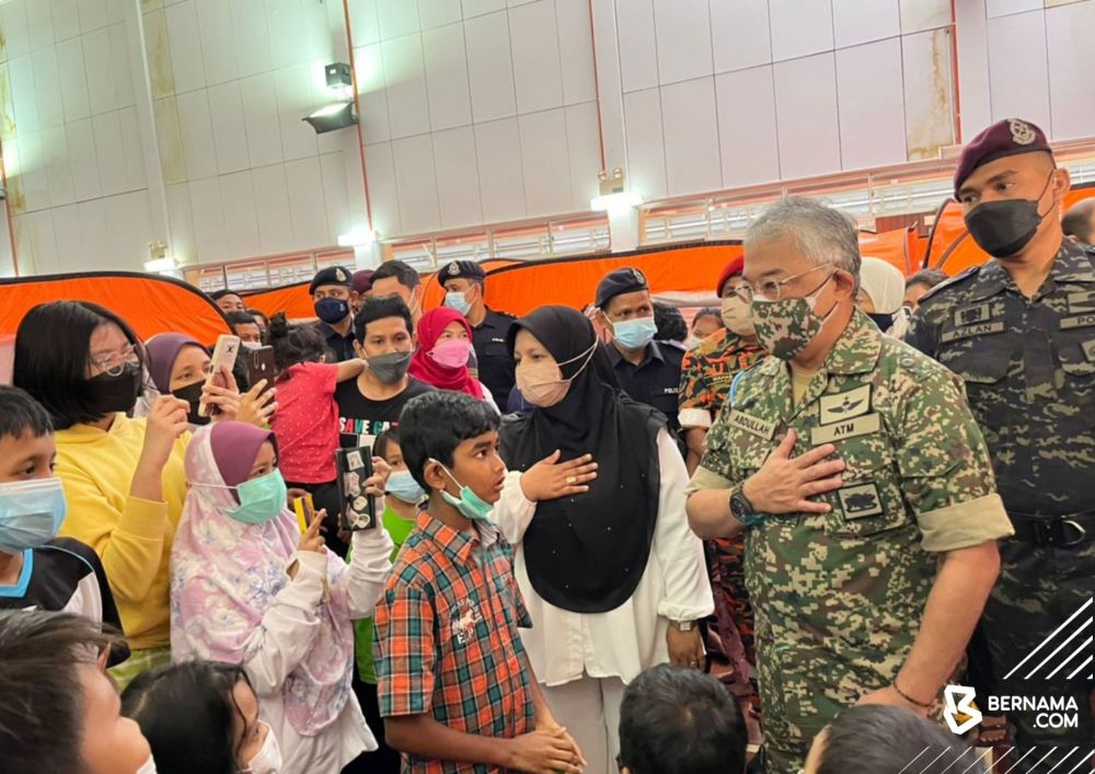 Yang di-Pertuan Agong Al-Sultan Abdullah Ri'ayatuddin Al-Mustafa Billah Shah during a visit to the flood relief centre at the Centre for Instructor and Advanced Skill Training in Shah Alam December 25, 2021. u00e2u20acu201d Picture via Twitter