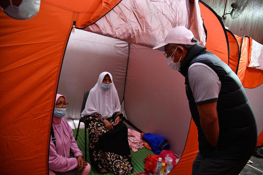 Yang di-Pertuan Agong Al-Sultan Abdullah Riu00e2u20acu2122ayatuddin Al-Mustafa Billah Shah visits flood victims at the Sultan Sulaiman Club evacuation centre December 19, 2021. u00e2u20acu201d Picture via Facebook/Istana Negara