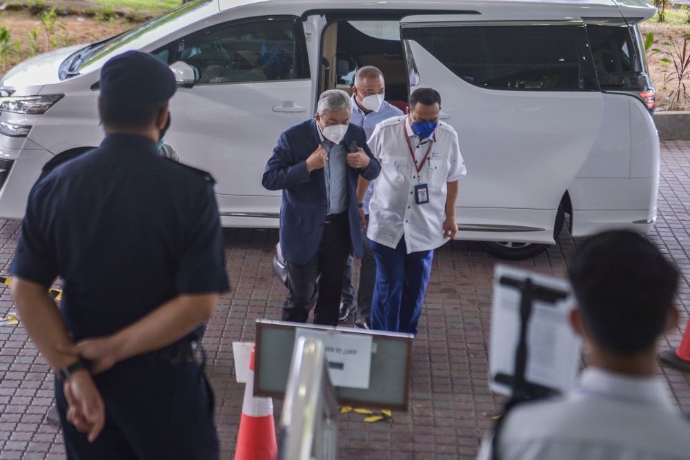 nDatuk Seri Ahmad Zahid Hamidi arrives at the Shah Alam High Court on December 22, 2021. u00e2u20acu201d Picture by Miera Zulyanan