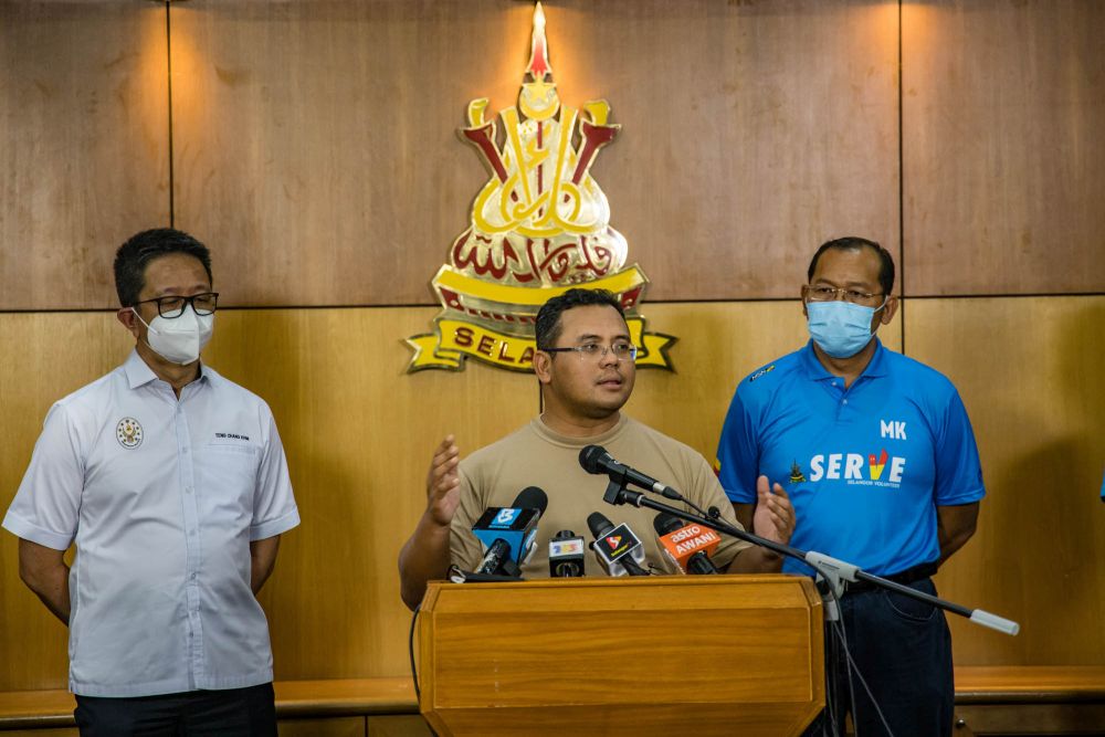 Selangor Mentri Besar Datuk Seri Amirudin Shari speaks during a press conference in Shah Alam December 21, 2021. u00e2u20acu201d Picture by Firdaus Latifnnn