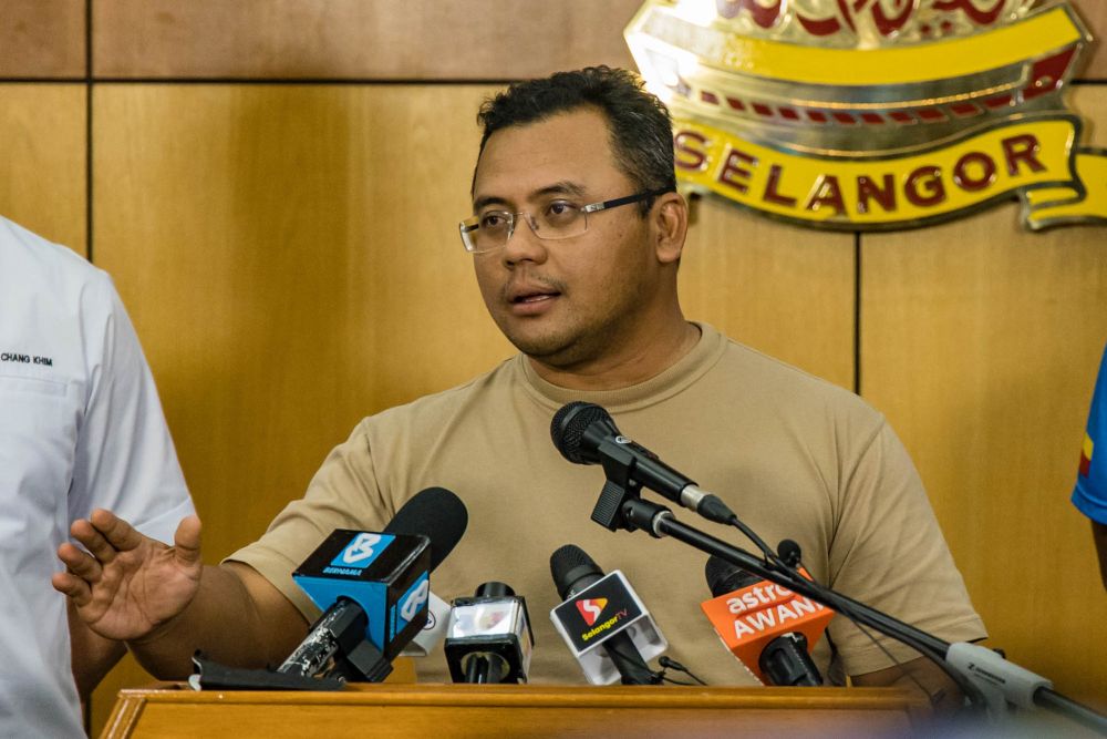 Selangor Mentri Besar Datuk Seri Amirudin Shari speaks during a press conference in Shah Alam December 21, 2021. u00e2u20acu201d Picture by Firdaus Latifnnn