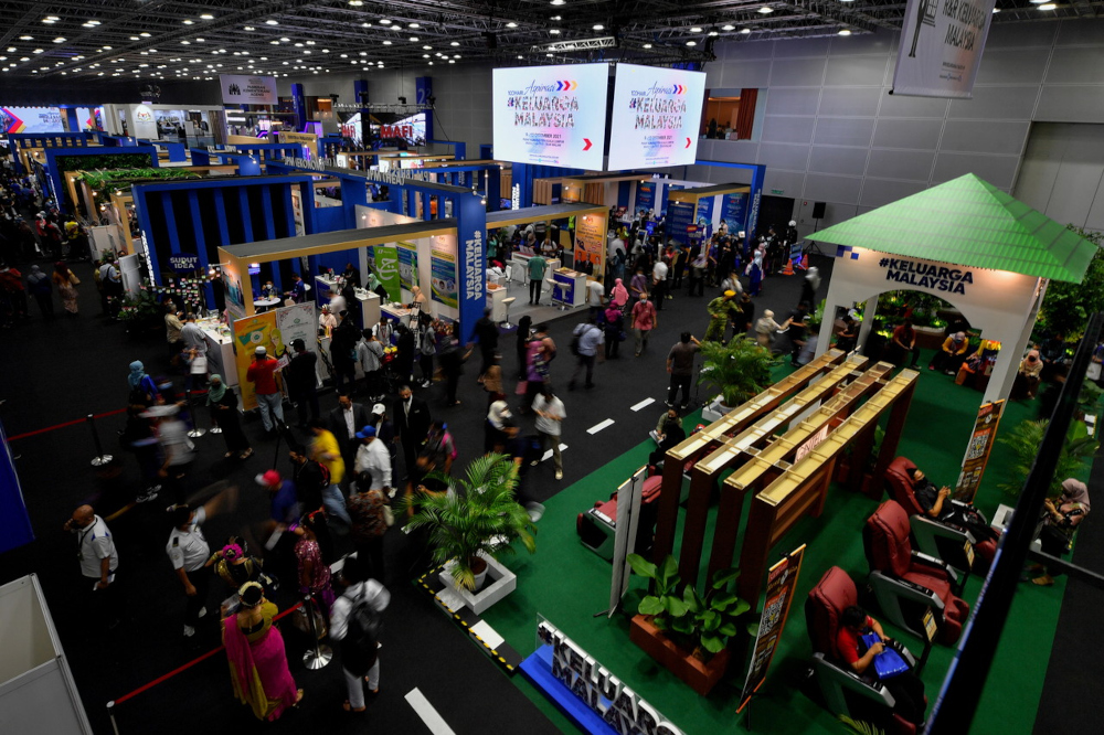 The public attend the 100-day Aspirasi Keluarga Malaysia (Malaysian Family Aspirations) programme at the Kuala Lumpur Convention Centre, December 9, 2021. u00e2u20acu201d Bernama pic