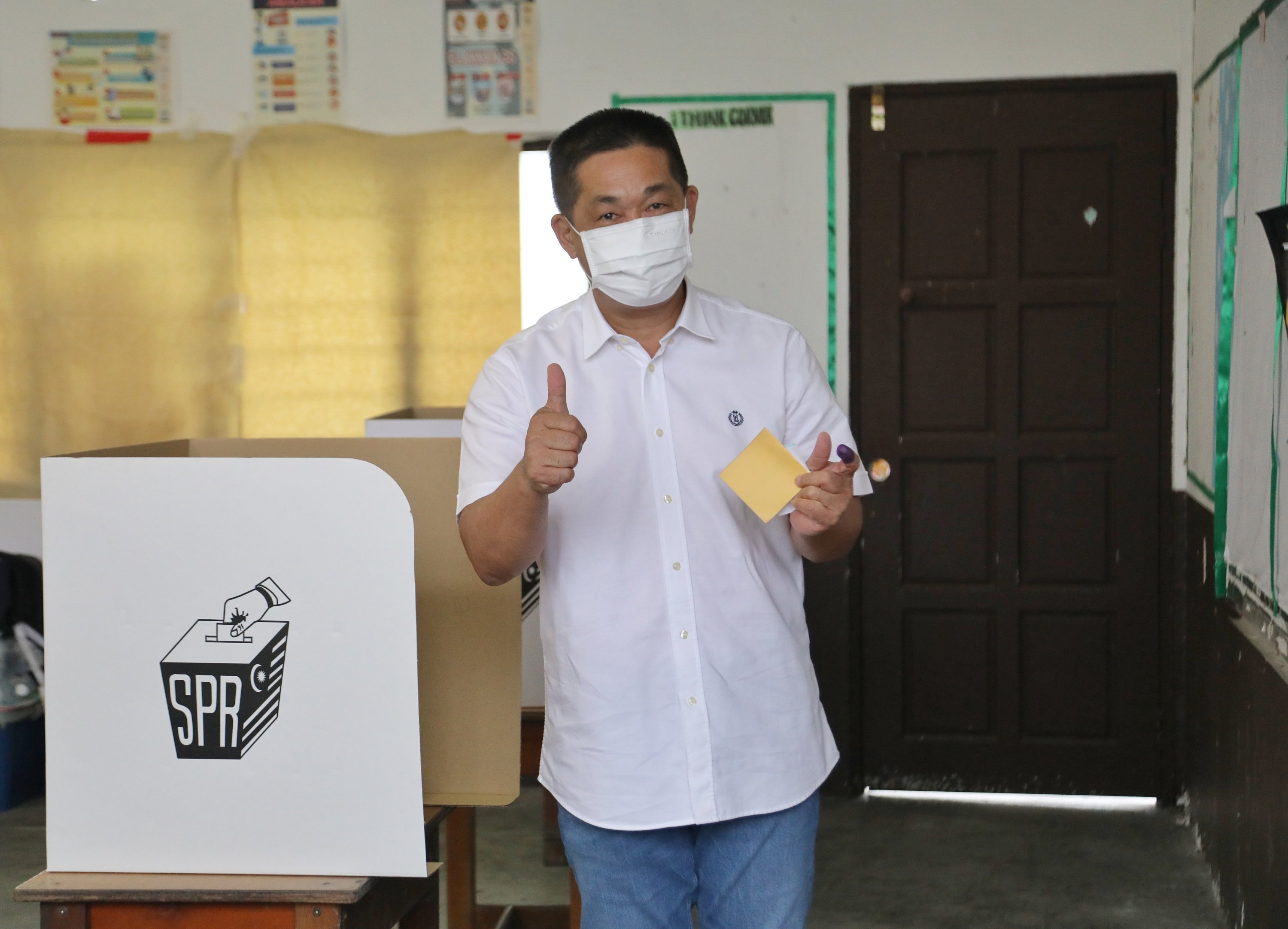 PSB峇都林当州席候选人施志豪一早完成投票。-Borneo Post-