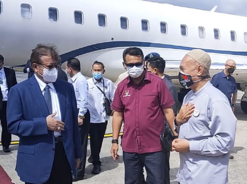 Ibrahim (right) greets Abang Johari upon his arrival at Bintulu Airport. u00e2u20acu201d Borneo Post Online pic