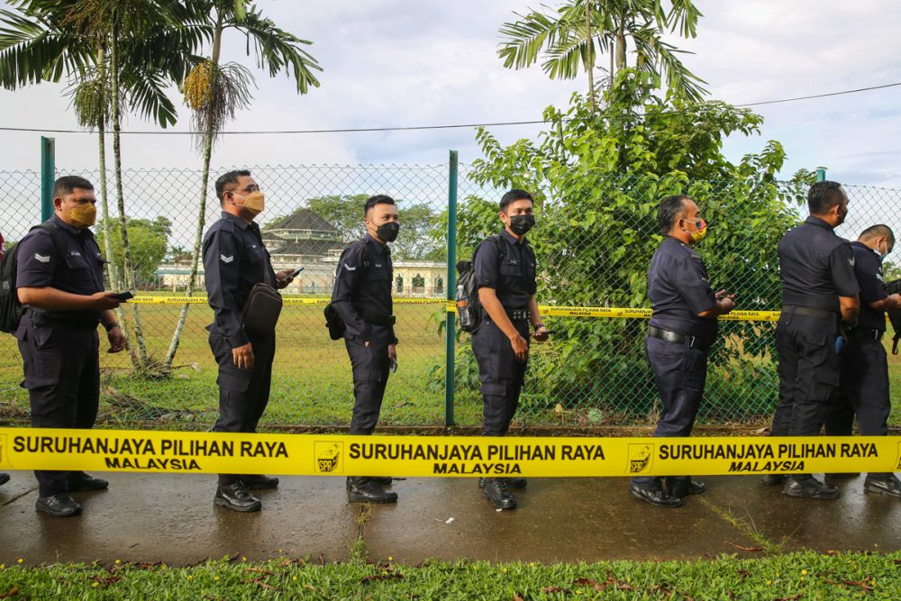 Police personnel wait to cast their votes during early voting for the Sarawak state poll in Kuching December 14, 2021. u00e2u20acu201d Picture by Yusof Mat Isa
