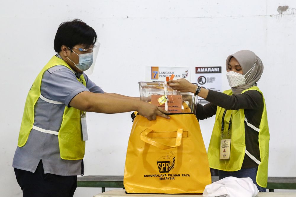 Election Commission personnel seal  a ballot box after early voting concluded at Dewan Badminton Kompleks Perumahan Polis Tabuan Jaya in Kuching December 14, 2021. u00e2u20acu201d Picture by Hari Anggara