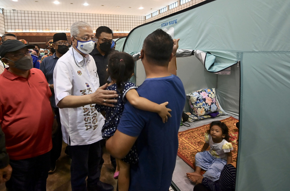 Prime Minister Datuk Seri Ismail Sabri Yaakob visits flood victims at the relief centre in Sekolah Kebangsaan Bukit Piatus in Pahang, December 23, 2021. u00e2u20acu201d Bernama pic 