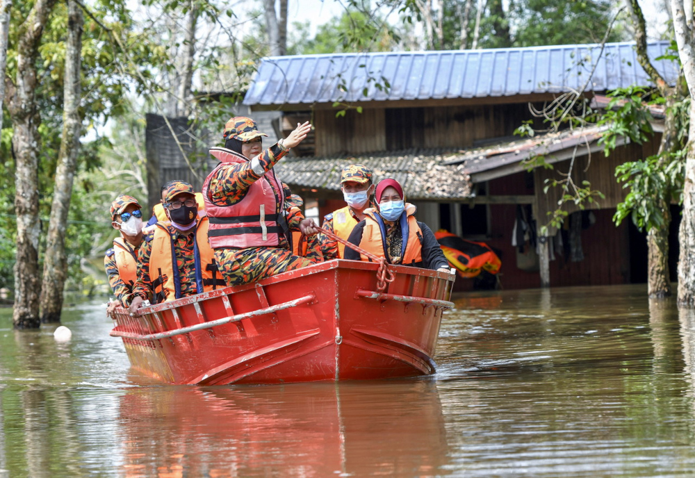 Fire and Rescue Department personnel navigate through floodwater in Kampung Licin in Kelantan, December 22, 2021. u00e2u20acu201d Bernama picnn