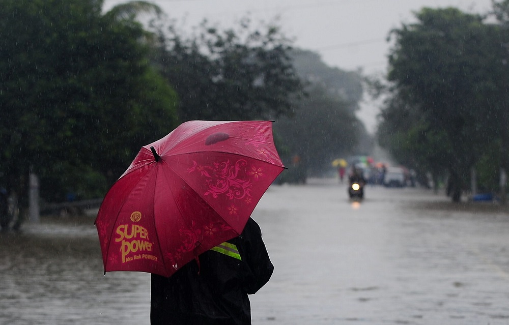 A man wades through flood water outside his house in Kampung Jalan Kebun Seksyen 30 in Klang December 18, 2021. u00e2u20acu201d Bernama pic 