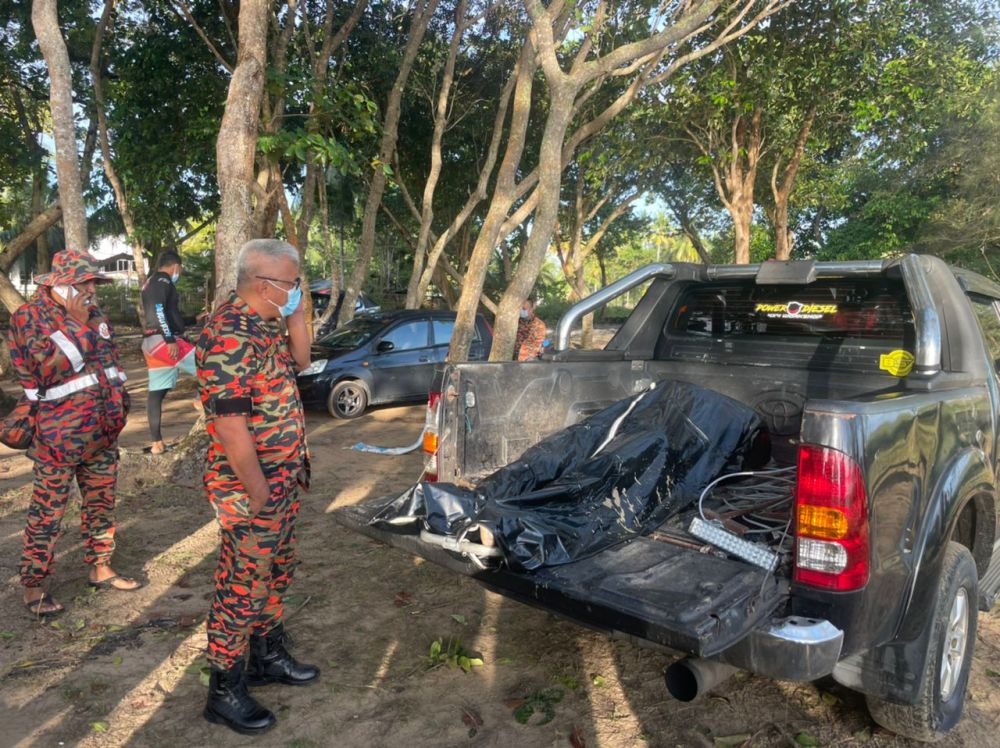 Fire and rescue personnel retrieved the body of a man in Kampung Cempaka this morning following floods over the weekend.  u00e2u20acu201d Picture via Twitternn