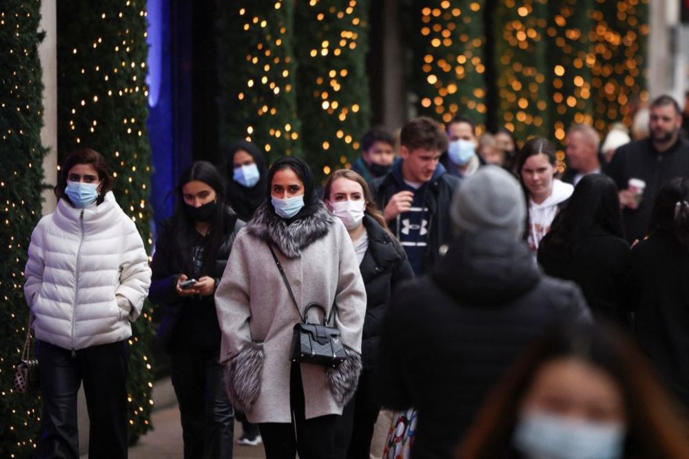 Shoppers walk along Oxford Street, amid the coronavirus disease (Covid-19) outbreak in London, Britain, December 23, 2021. u00e2u20acu201d Reuters pic