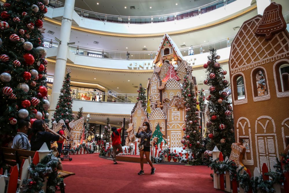 People take pictures of Christmas decorations at the Mid Valley Megamall in Kuala Lumpur December 1, 2021. u00e2u20acu201d Picture by Yusof Mat Isa