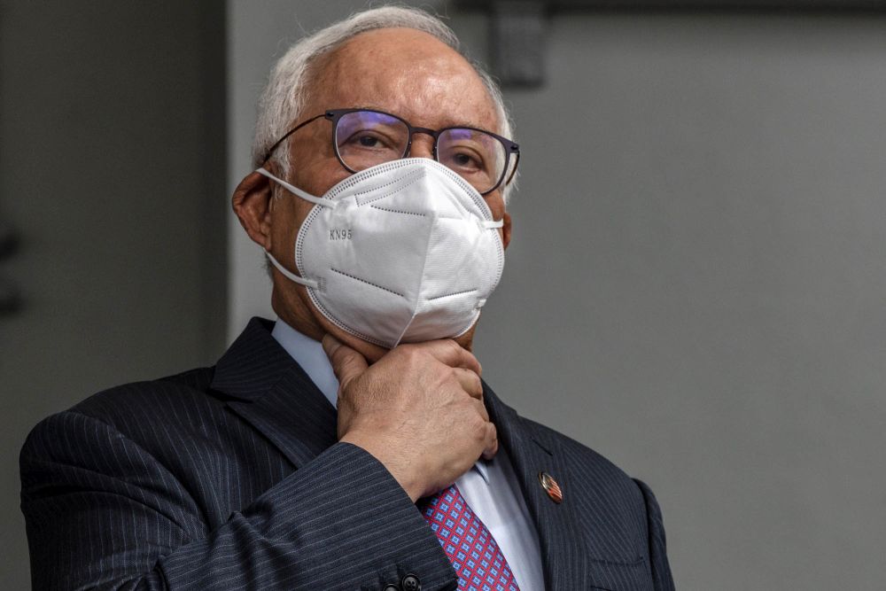 Datuk Seri Najib Razak is pictured at the Kuala Lumpur High Court December 22, 2021. u00e2u20acu201d Picture by Firdaus Latif