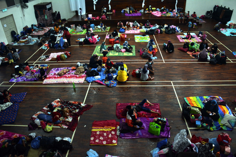 Flood victims from Kampung Belukar and Kampung Razali take refuge at a temporary relief centre in Kampung Belukar in Pahang, December 19, 2021. u00e2u20acu201d Bernama pic 