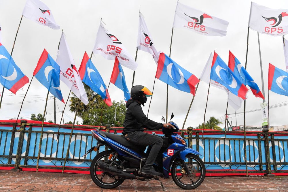 Gabungan Parti Sarawak and PKR flags are pictured along Jalan Matang in Kuching December 10, 2021. u00e2u20acu201d Bernama pic