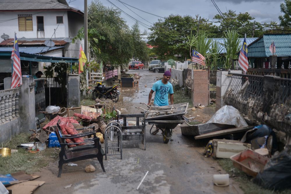 A man is seen cleaning up his home as floodwaters recede in Puchong December 21, 2021. u00e2u20acu2022 Picture by Miera Zulyana 