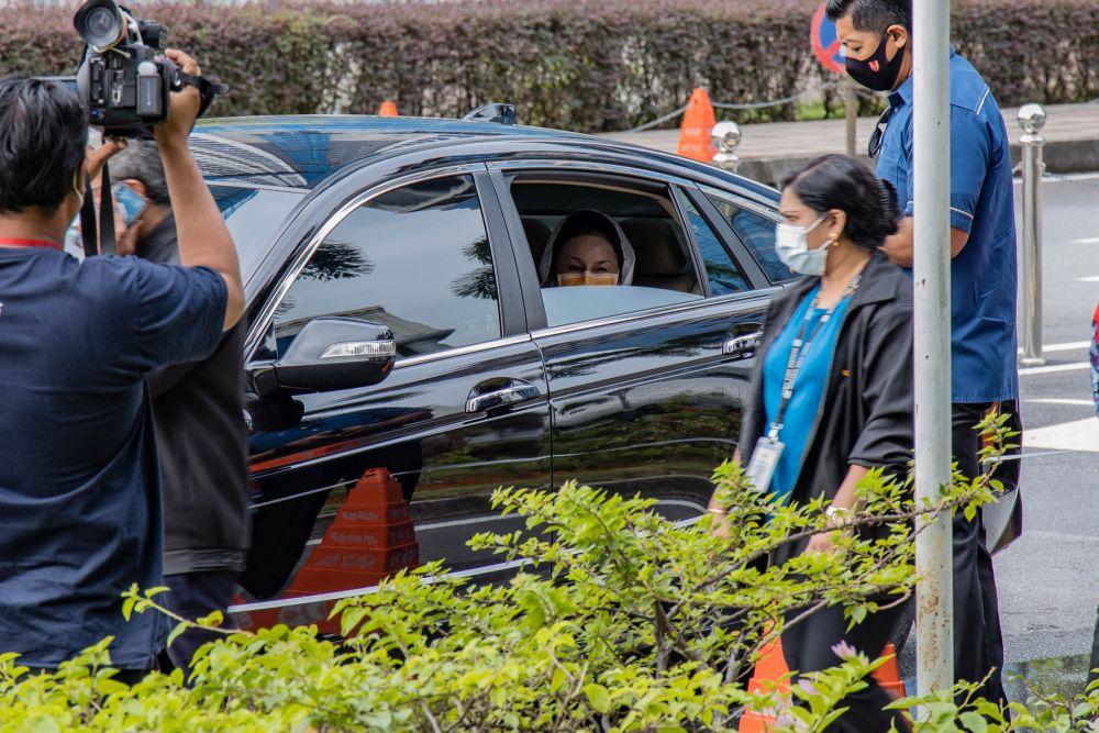 Datin Seri Rosmah Mansor is pictured waiting in a car outside the Kuala Lumpur High Court December 10, 2021. u00e2u20acu2022 Picture by Firdaus Latiff