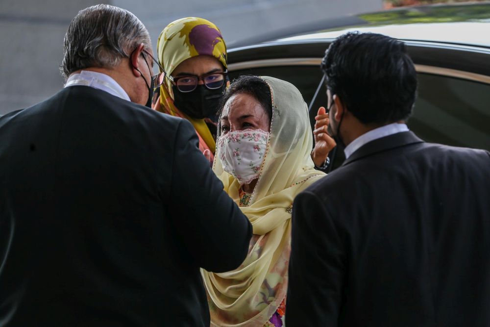 Datin Seri Rosmah Mansor speaks to her lawyers at the Kuala Lumpur High Court December 23, 2021. u00e2u20acu201d Picture by Hari Anggara 