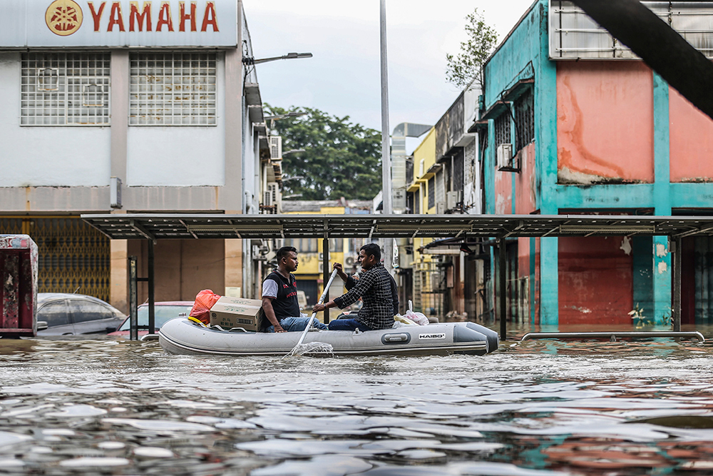 Volunteers assisting in the relief and rescue of residents in affected areas in Taman Sri Muda, Section 25 Shah Alam, December 20, 2021. u00e2u20acu201d Picture by Hari Anggara