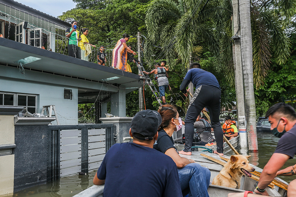 Volunteers assisting in the relief and rescue of residents in affected areas in Taman Sri Muda, Section 25 Shah Alam, December 20, 2021. u00e2u20acu201d Picture by Hari Anggara