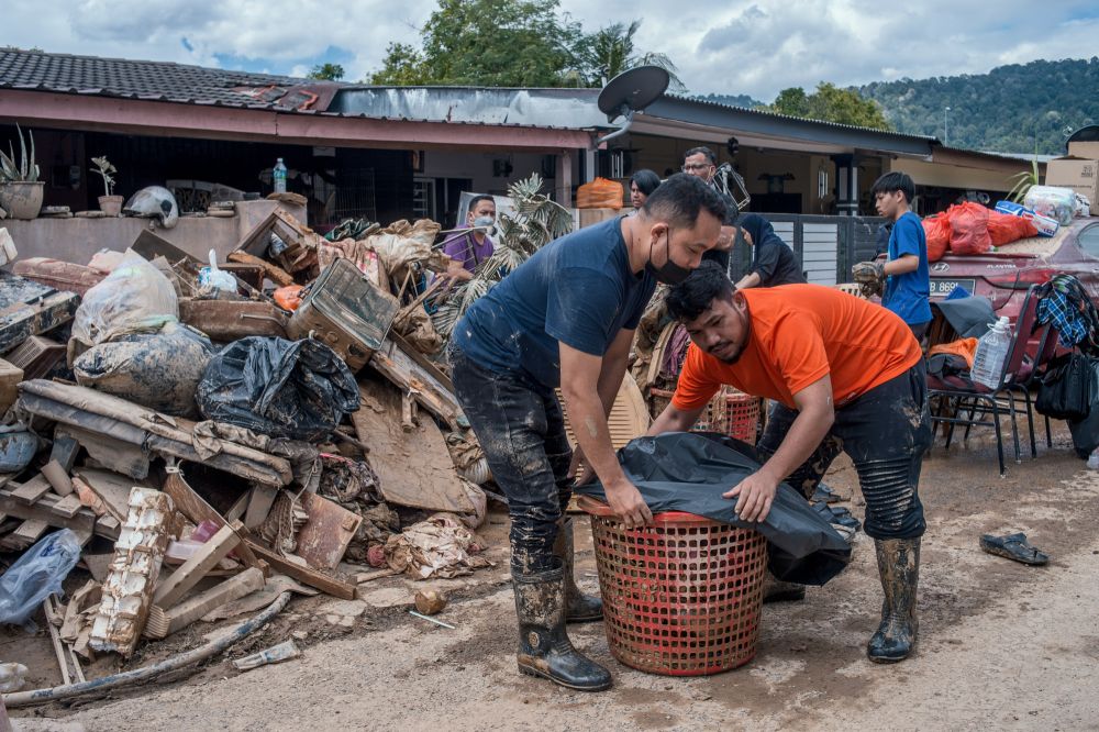 People dispose of debris and damaged items in Taman Sri Nanding, Hulu Langat December 21, 2021. u00e2u20acu2022 Picture by Shafwan Zaidon