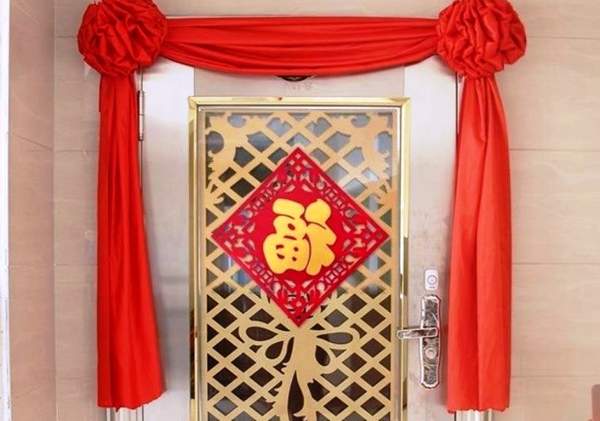 除了较为隆重的“八仙彩”之外，有些华人也会选择用红布做成花球或皱褶的简易版。-摘自网络-