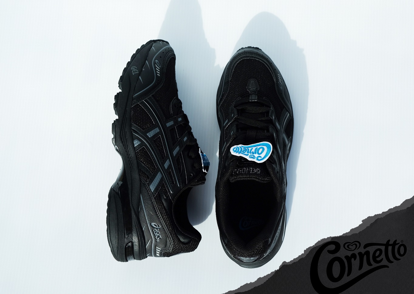 这双限量版ASICS GEL-1090，以全黑造型搭配经典Cornetto蓝为设计主轴，搭配充满浓浓日本元素的冰淇淋包装图腾为辅。-Cornetto提供-