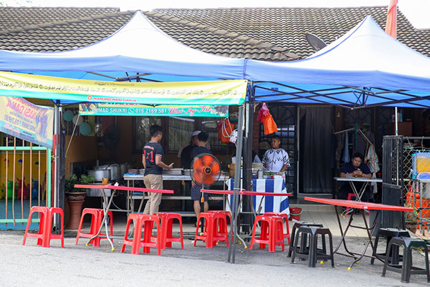 就是这家在沙亚南11区住家前的档口，售卖让人一吃上瘾的Nasi Ganja。