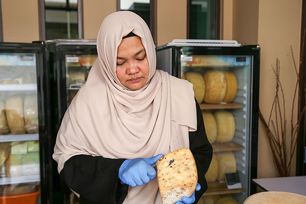 由于在外头买不到安妮莎心目中的美味奶酪,所以她决定自己动手做。-Choo Choy May摄-