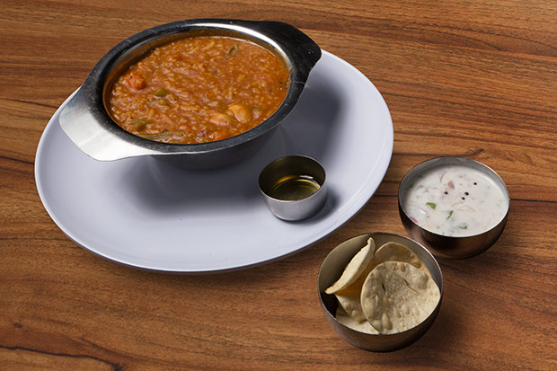 一道以扁豆饭为主的料理，加入辣椒香料和蔬菜等做成炖饭bisi bele bhath。