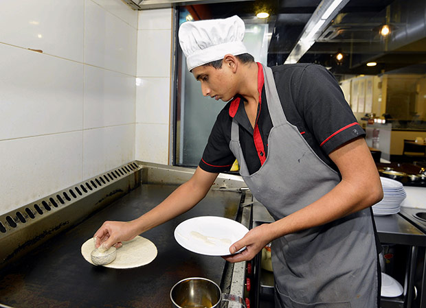 MTR厨师正在制作Dosa中，这些厨师都是18岁就开始从基础训练，到正式出师了才能到餐馆上班。