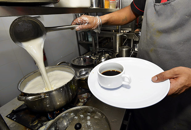 店内的咖啡都是用新鲜牛乳煮热后冲泡，香味特别浓郁呢。