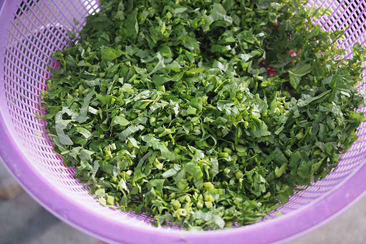 由于擂茶配料多需要时间准备，王老板通常在凌晨五时就开始处理食材了。-Lee Khang Yi摄-
