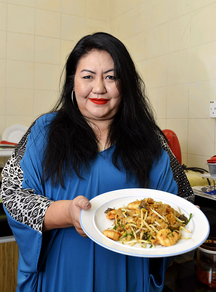 Elaine Lim或称Leng一个人包揽所有“炒粿条趴”事务。-Ham Abu Bakar摄-