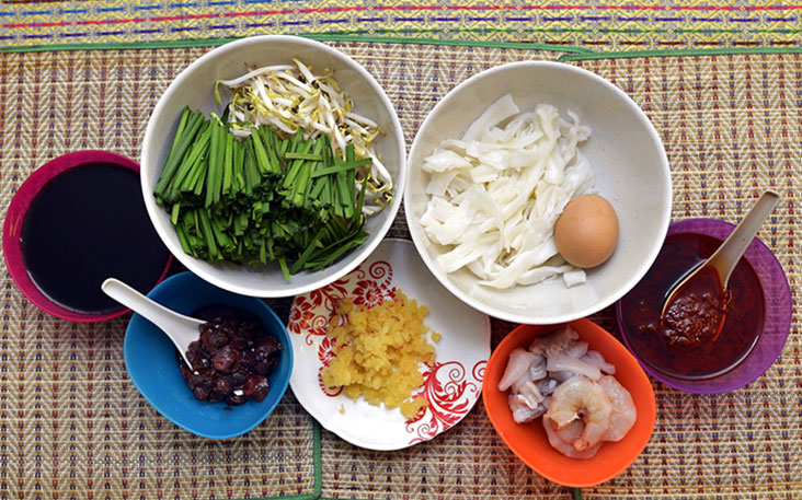 Leng的酱油和辣椒酱都是从槟城买来再独家炮制过的。-Ham Abu Bakar摄-