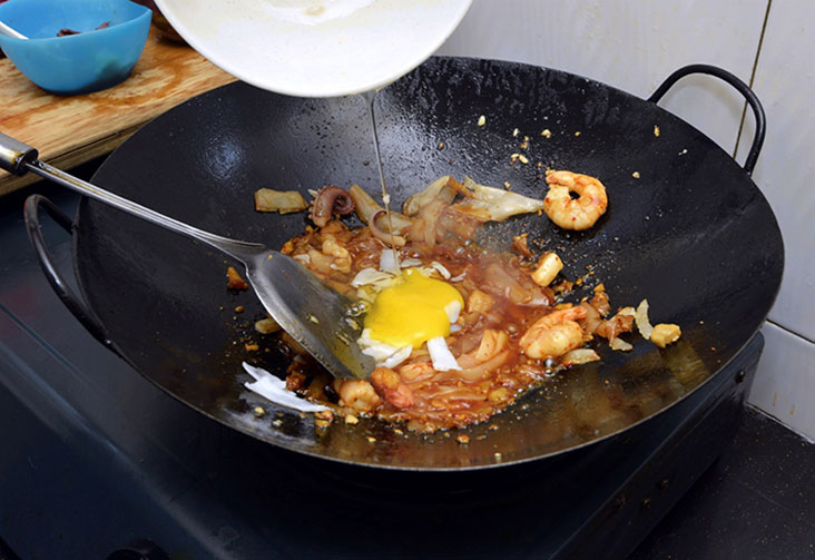 纯熟的手艺来自父亲的倾囊相授。-Ham Abu Bakar摄-