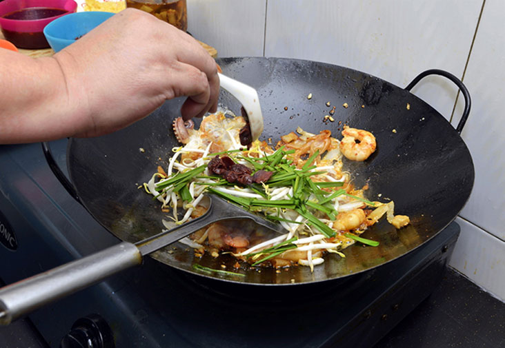 Leng认为唯有用“古早型”大黑锅才能炒出美味炒粿条。-Ham Abu Bakar摄-