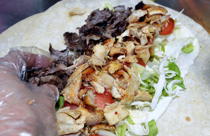 重达500克的Shawarma King，包着鸡肉和羊肉馅料，并加上番茄、生菜、白菜、腌黄瓜和洋葱，并加满了各种酱汁如大蒜、薄荷、阿拉伯辣椒等。-Ham Abu Bakar摄-
