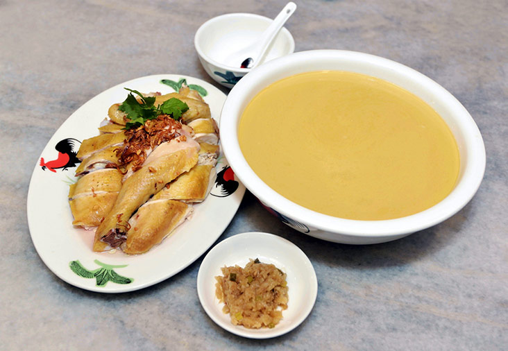 熬煮超过六个小时的回味浓缩鸡汤,加上用水煮的自由放养,以及嫩姜丝陪衬,绝对让人回味无穷。-Ham Abu Bakar摄-