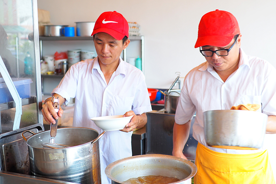 Sky的兄弟Wong Chin和Kelvin Wong在店内帮忙。-Lee Khang Yi摄-