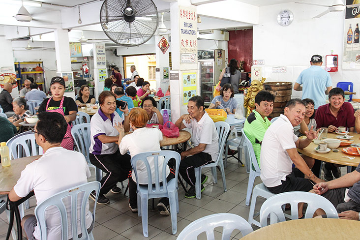 虽然只是在组屋楼下的茶餐室，但是早餐时间可是高朋满座哦。-Miera Zulyana摄-
