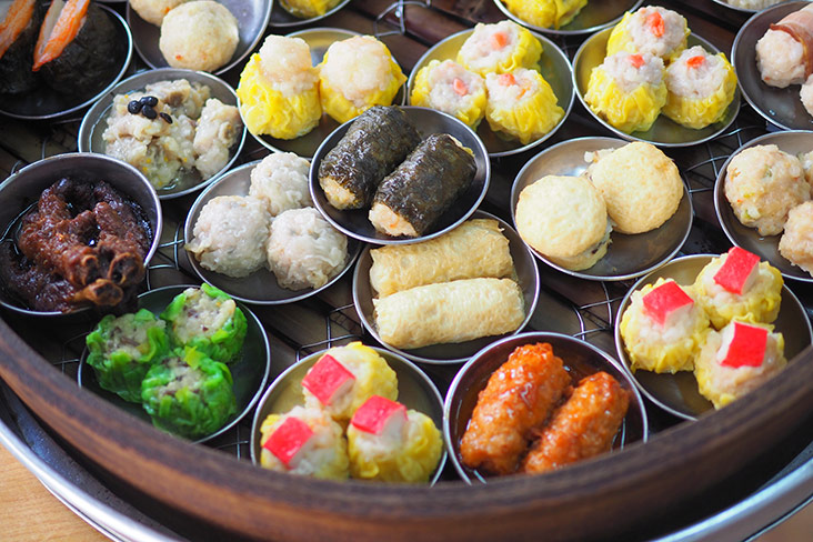 如果想不到要吃什么点心，可以叫服务员捧一大笼托盘任选。-Lee Khang Yi摄-