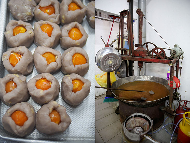 包了咸蛋黄的芋头月饼馅料（左），所有的月饼馅料都是用大锅慢慢搅拌熬煮出来的（右图）。-Mohd Yusof Mat Isa摄-