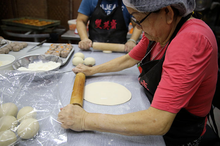 擀饼皮也要有一定的功夫，不是谁都能做的。-Mohd Yusof Mat Isa摄-