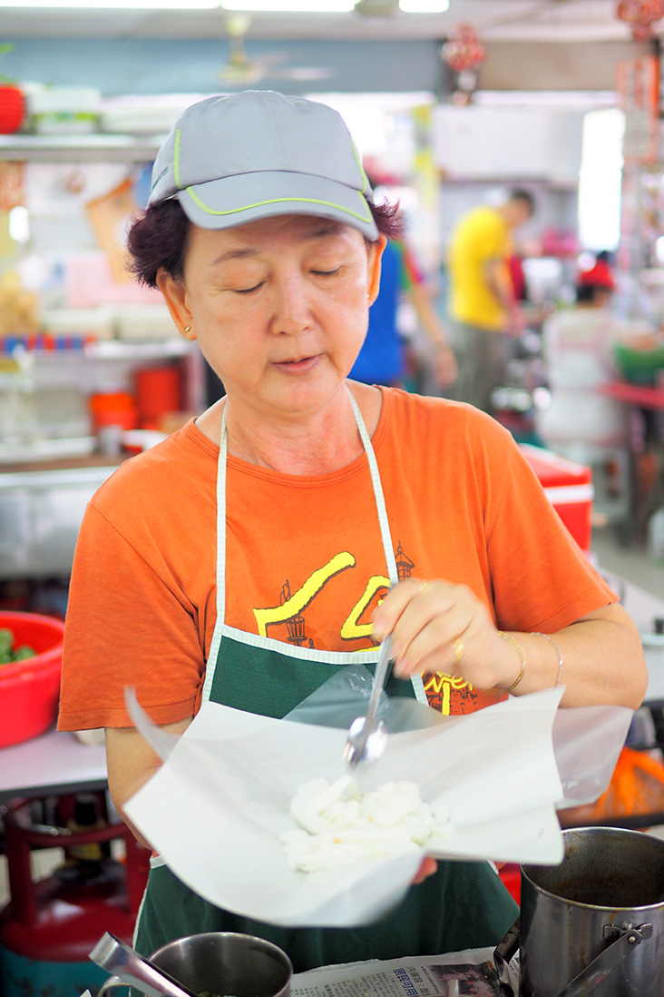 Kok Tho的阿姨在海景茶餐室的档口帮忙。-Lee Khang Yi摄-