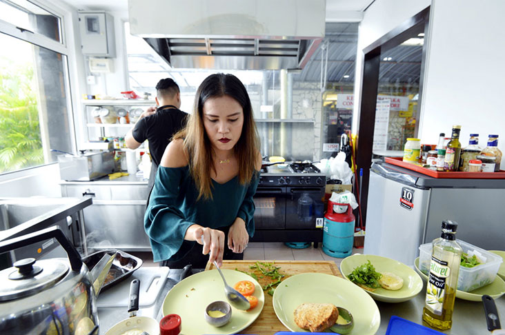 从来没真正动手做过香肠的诺娃，才试做三次就成功了，更成为一门生意。-Ham Abu Bakar/Lee Khang Yi摄-