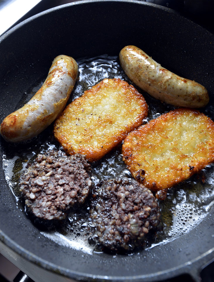 店内主打的就是香肠拼盘。-Ham Abu Bakar/Lee Khang Yi摄-