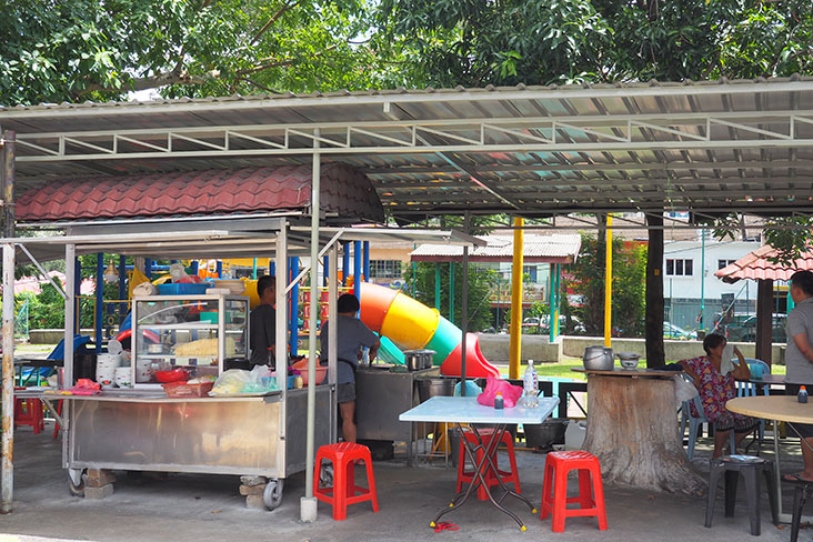 就是在毫不起眼的路边棚架下,可以吃到美味福建虾面哟。-Lee Khang Yi摄-